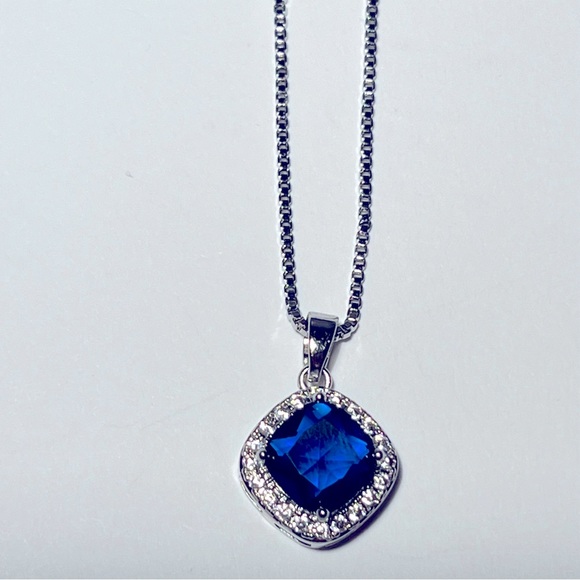 Exquisite Sapphire Pendant with Necklace - Picture 3 of 6